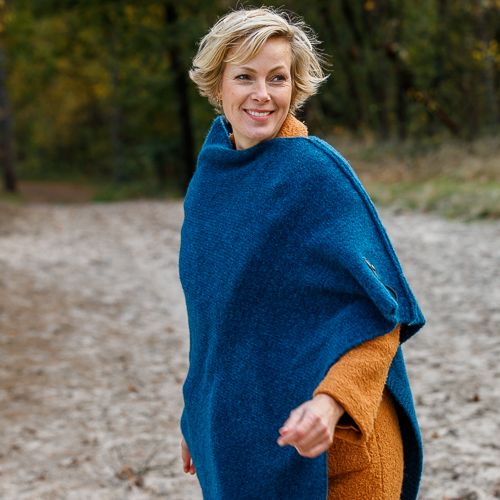 constante harpoen hond Poncho Maud Blue Canard – De Reuver knitted fashion